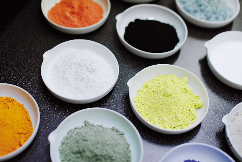 Natürliche Rohstoffe werden bei Kaldewei zu kostbarer Emaille verarbeitet.