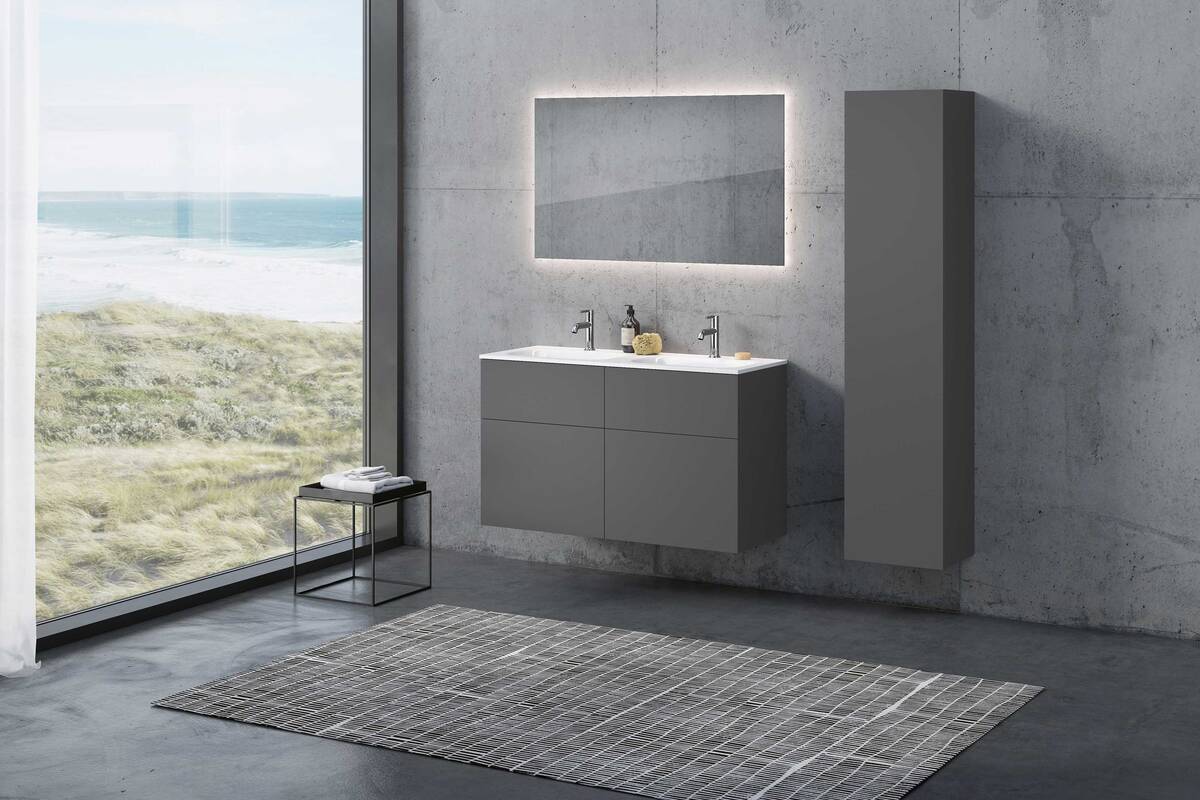 Die umfangreiche Badkollektion «n50» besteht aus Unter- und Wandschränken, Waschtischen sowie beleuchteten Spiegelschränken. Als Oberflächen-Finish stehen die Farben Weiss matt und hochglanz, Graphit matt sowie Walnuss zur Auswahl. www.reuter.com.
