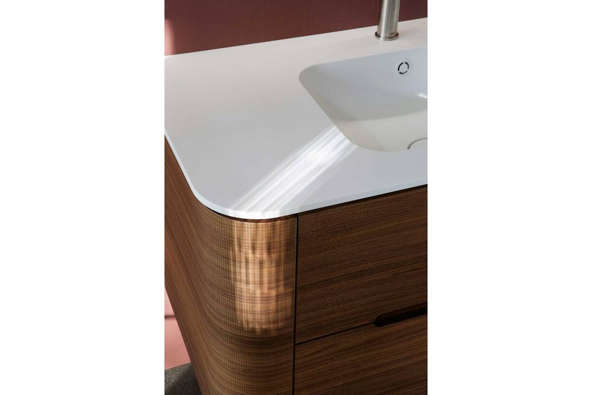 Die Badkollektion «Vanity Namiura» orientiert sich an der von vielen japanischen Architekten und Designern praktizierten Reduktion auf das Wesentliche, ohne dabei auf Schönheit und Nutzen zu verzichten. Loosli AG.