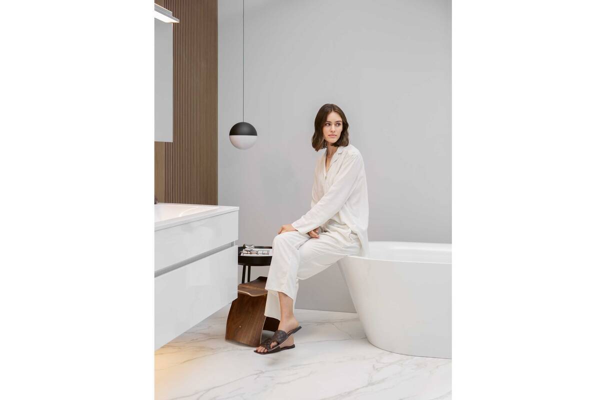 Die Badmöbelserie «Lima» besticht durch dezente Farben, verschiedene Oberflächen und eine schlichte Silhouette. Designmerkmal ist die durchgehende Materialisierung mit Griffmulden in Frontfarbe. Dipl. Ing. Fust. Foto: Klaus Andorfer.