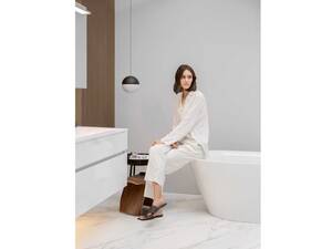 Die Badmöbelserie «Lima» besticht durch dezente Farben, verschiedene Oberflächen und eine schlichte Silhouette. Designmerkmal ist die durchgehende Materialisierung mit Griffmulden in Frontfarbe. Dipl. Ing. Fust. Foto: Klaus Andorfer.