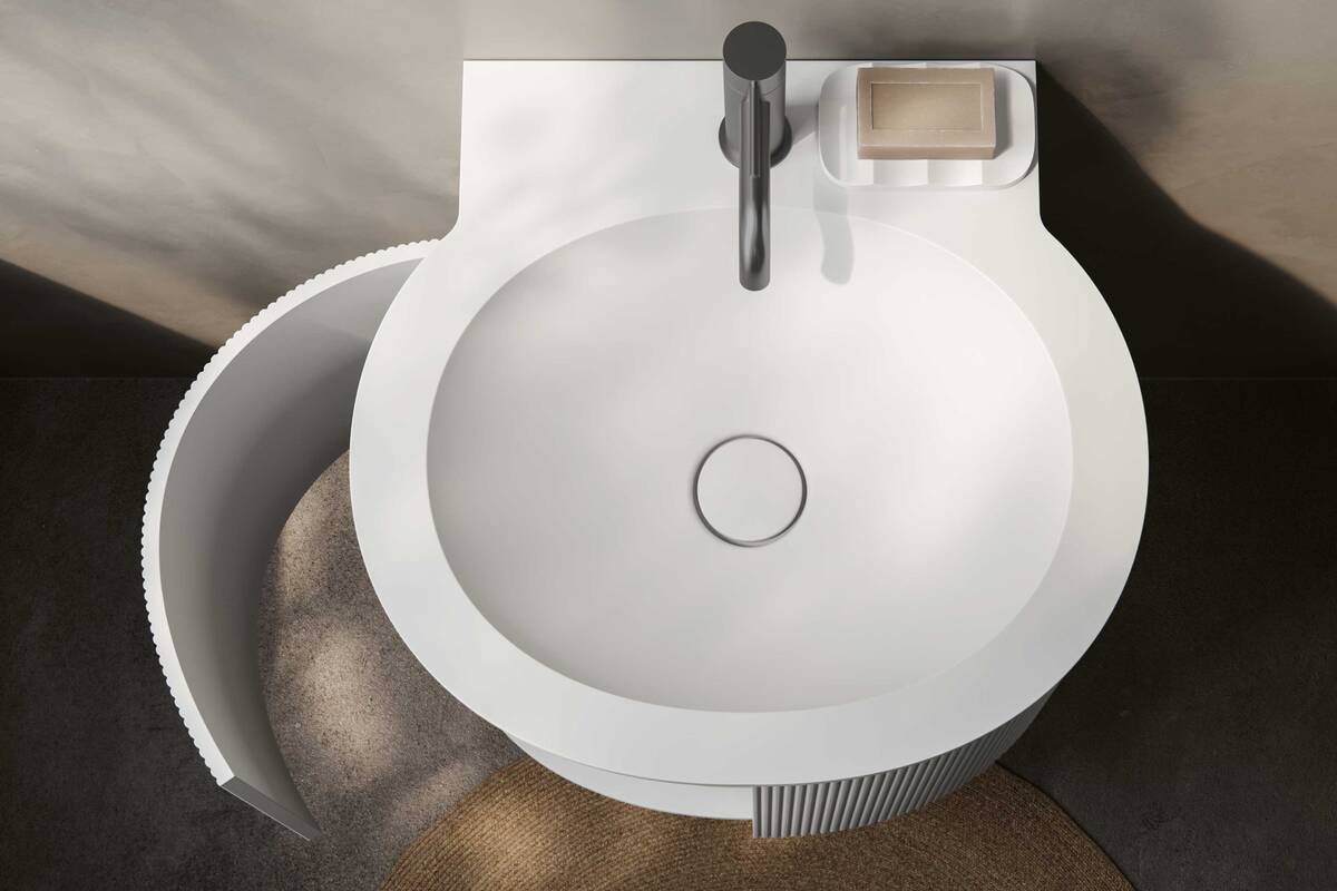 «Flow» zieht die Inspiration aus der Kraft und dem Fluss des Wassers. Dank dem Mineralwerkstoff «Solid Surface» begeistert die Linie mit einer angenehmen Haptik. Talsee AG.