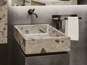 Besucher entdecken in der neuen Badezimmerausstellung von Marmobisa in Cham moderne Architektur und inspirierende Ausstellungsräume. Die schweizweit grösste Ausstellung des Designers Antonio Lupi im Obergeschoss verleiht dem Standort zusätzliche Exklusivität. Marmobisa AG.