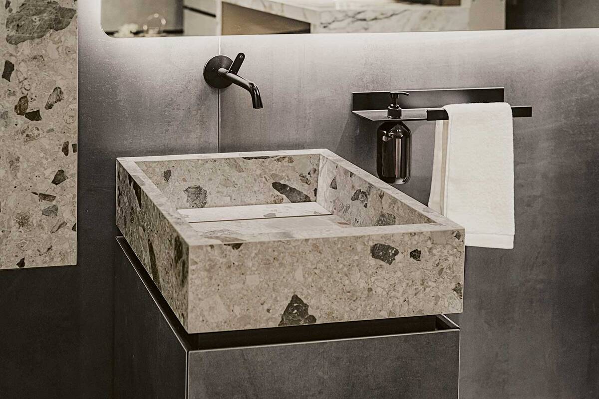 Besucher entdecken in der neuen Badezimmerausstellung von Marmobisa in Cham moderne Architektur und inspirierende Ausstellungsräume. Die schweizweit grösste Ausstellung des Designers Antonio Lupi im Obergeschoss verleiht dem Standort zusätzliche Exklusivität. Marmobisa AG.