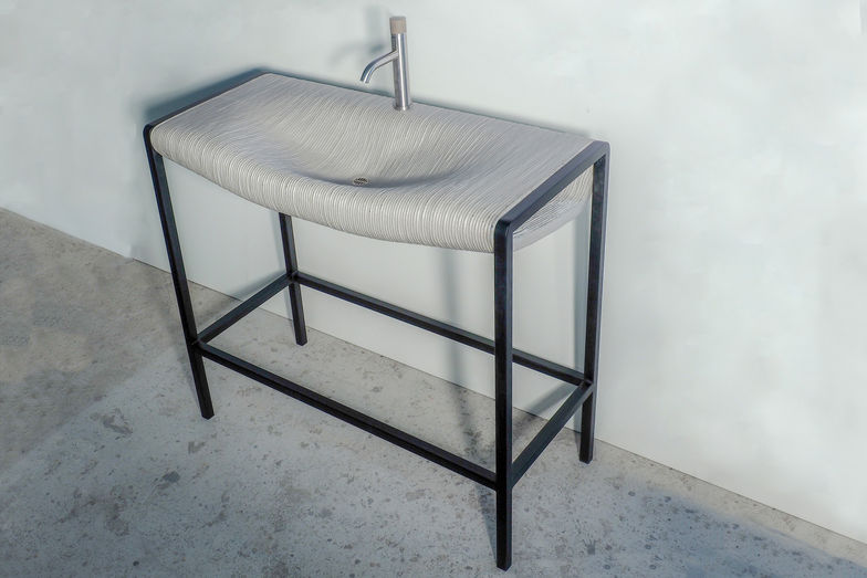 Der Waschtisch «dade Wave» bringt elegante Wellen ins Bad. Die Waschbecken-Kollektion zeigt, dass Beton auch sanft kann: mit Beton-Waschbecken aus einem Guss, ohne Fugen und Kanten, in verschiedenen Formen. Besonderes Highlight: das erste 3-D gedruckte Betonwaschbecken «dade WAVE3d».