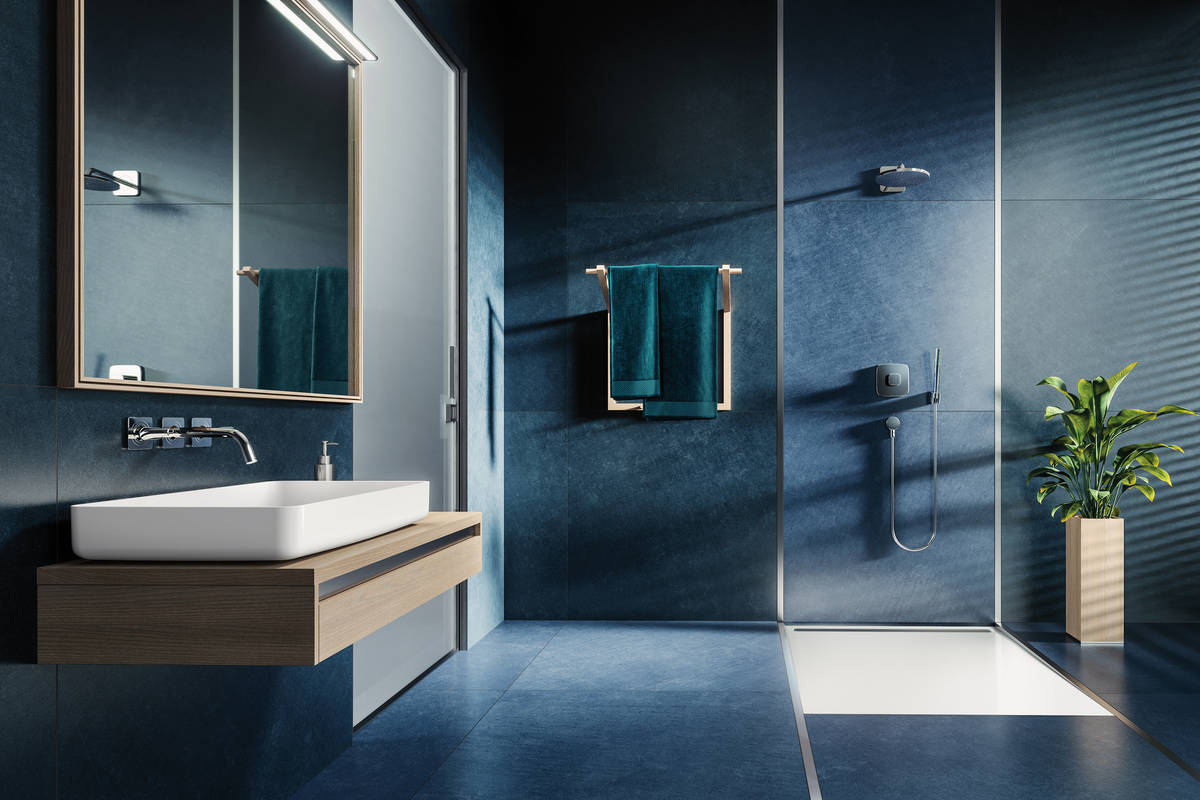 Blau wirkt beruhigend und schenkt dem Raum mehr Tiefe. Die Duschfläche «Nexsys» und die Waschtisch-Schale «Miena» kontrastieren hervorragend. Kaldewei.