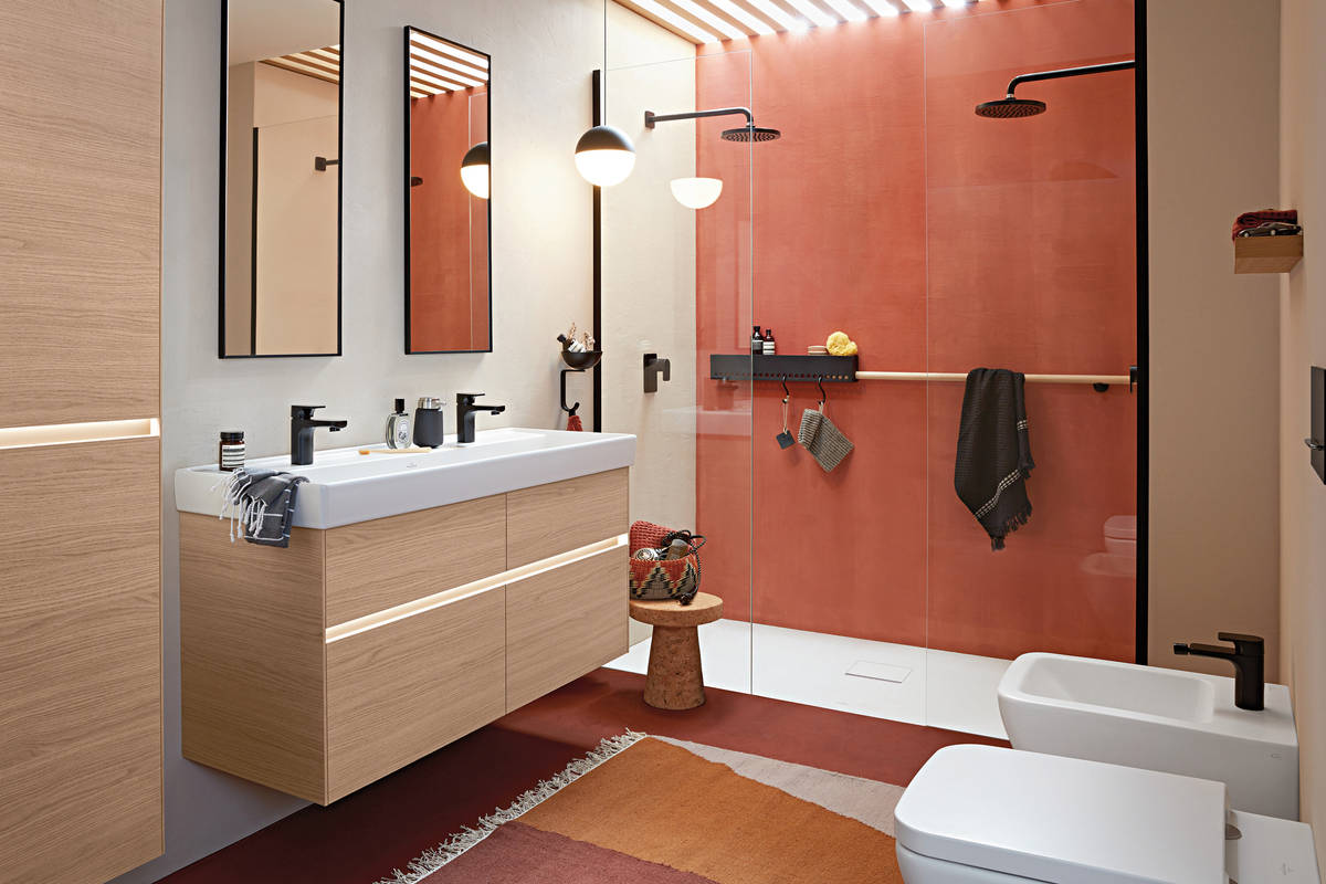 Die Kollektion «Collaro» bietet passend zu den Waschtischen geräumige Unterschränke in zehn verschiedenen Trendfarben mit farblich abgestimmten Aluminium-Griffleisten. Villeroy &amp; Boch.