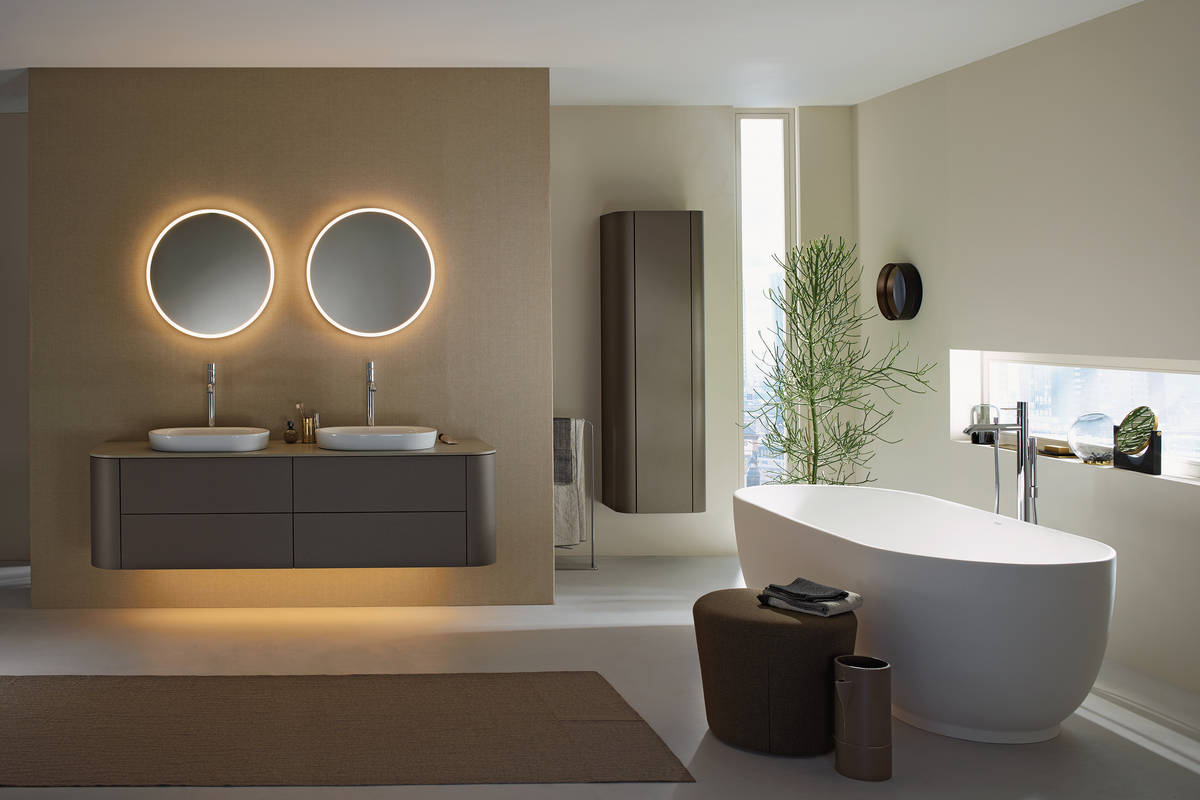 Die elegante Badeinrichtungslinie «Alterna uma» wurde von der Schweizer Designerin Iria Degen entworfen. Sanitas Troesch.