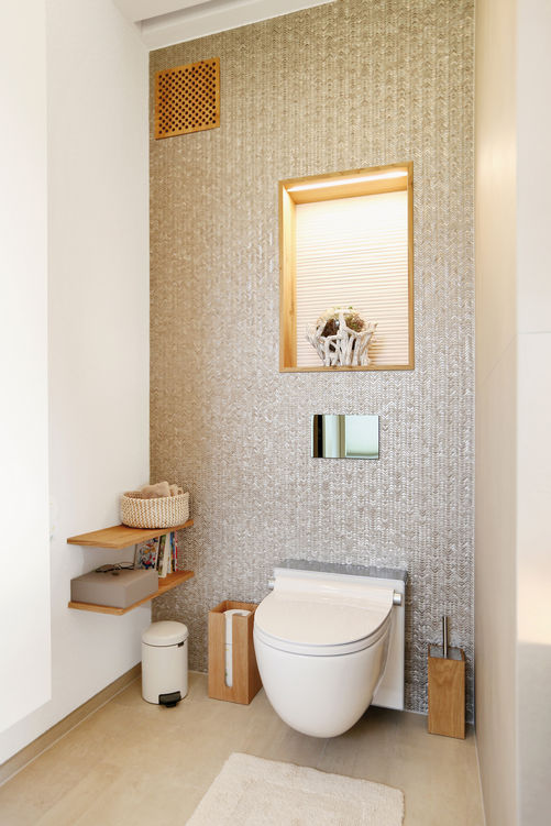 Das komfortable «P1 Dusch-WC» von La Preva trifft auf Holzdesign der Alpiger Holzbau AG.