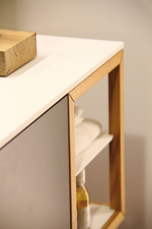 Das Möbelprogramm «Vanity Aria» bietet Stauraum und bringt durch den Einsatz massiver Eiche ein warmes Ambiente. Loosli Badmöbel AG.