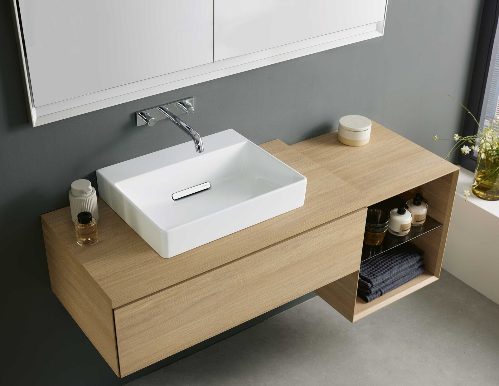 Die Unterschränke ohne Siphonausschnitt bieten mehr Stauraum in der Schublade, ein modulares Organisationssystem sorgt für Ordnung.