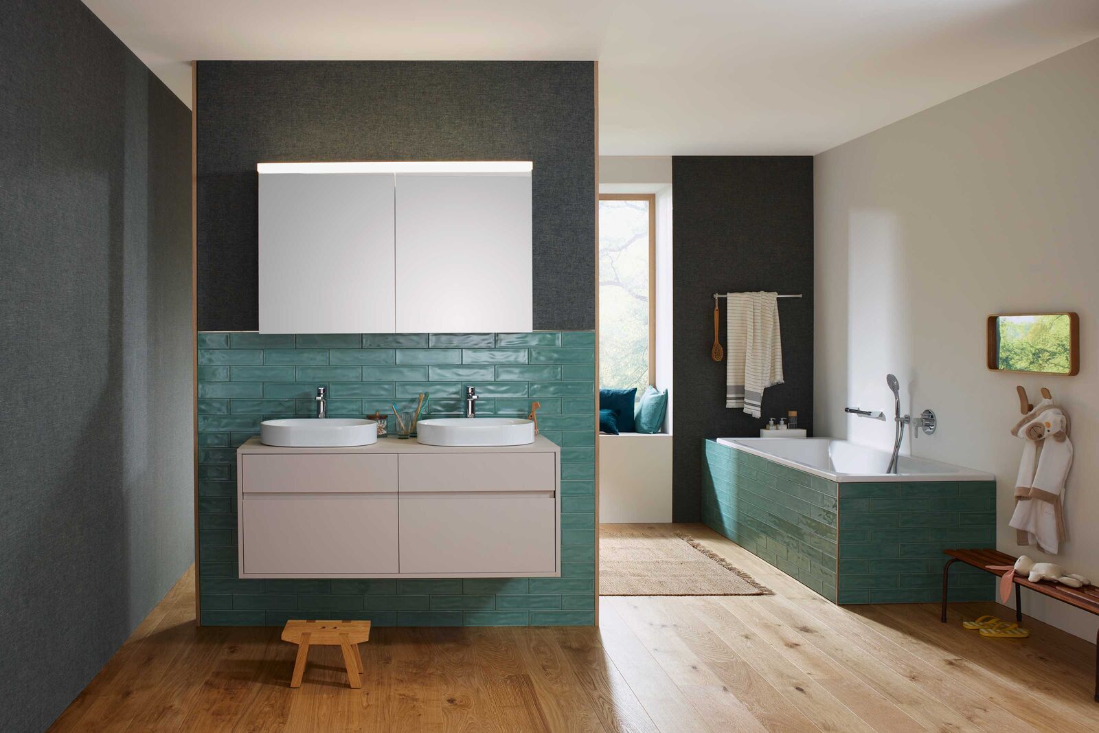 Mit Farben und Formen lassen sich Bäder individuell gestalten. Dafür bietet Sanitas Trooesch ein grosses Badsortiment, wie beispielsweise die Kollektion «Alterna focus» des Designers This Weber, hier in Kombination mit dem Waschtisch «Catalano Horizon».