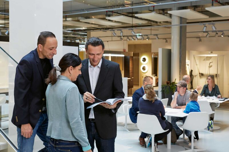 Sanitas Troesch, ein Schweizer Traditionsunternehmen mit über 100-jähriger Geschichte, ist seit vielen Jahrzehnten das führende Haus für Bad und Küche in der Schweiz. In 20 topmodernen Ausstellungen präsentieren die Profis ihrer Kundschaft inspirierende Einrichtungsbeispiele für Bad und Küche, verbunden mit einer professionellen Fachberatung.
