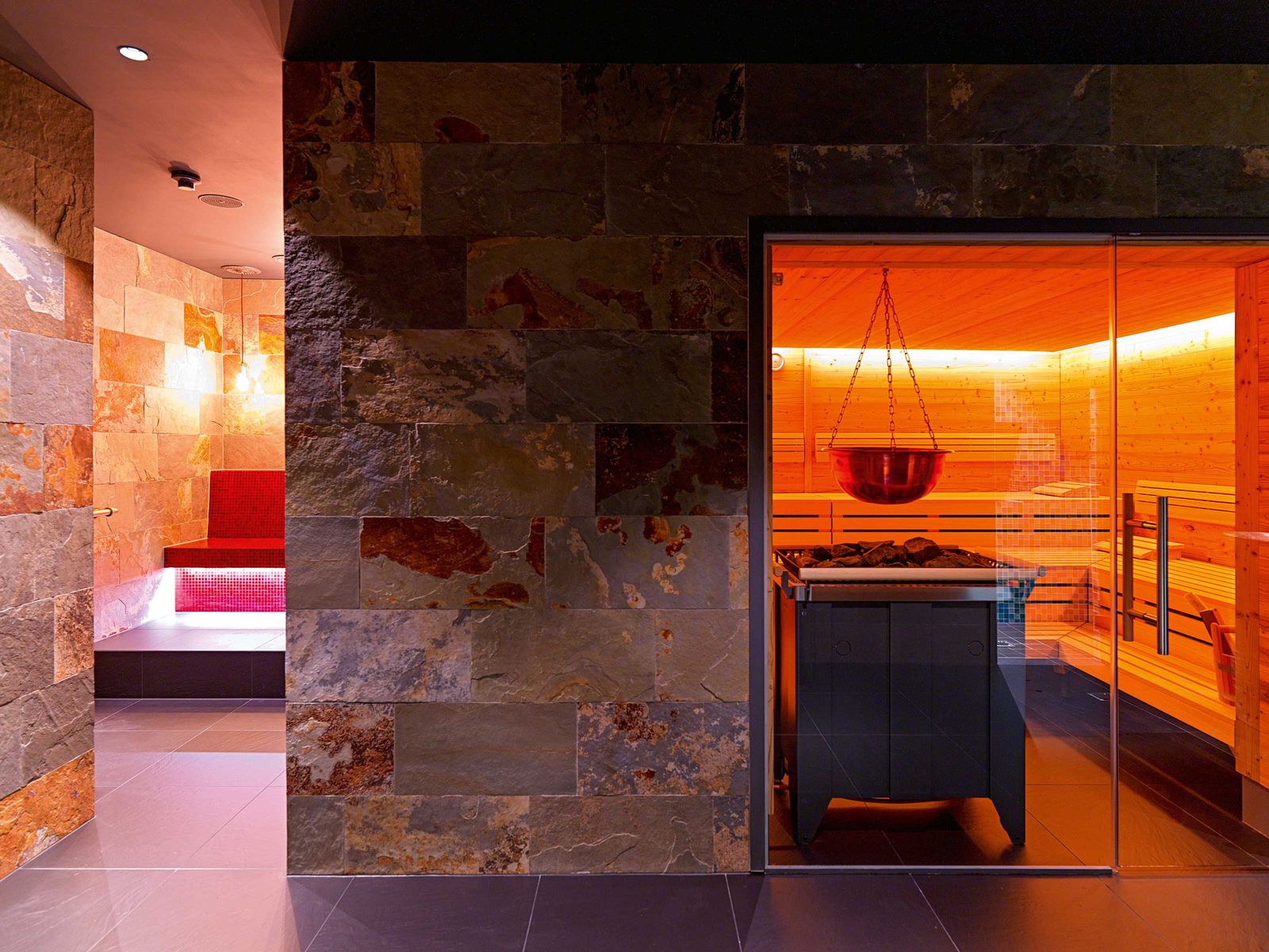 In der finnischen Sauna aus gebürstetem Fichtenholz werden Aufgüsse zelebriert.