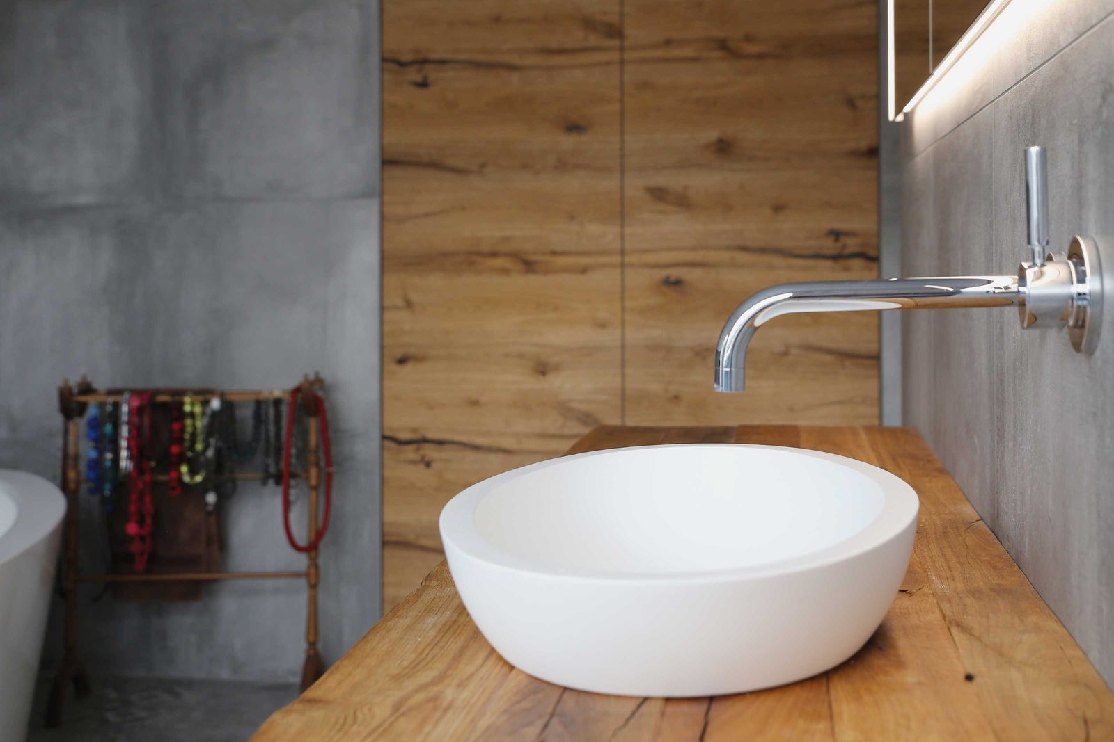 Jedes Waschtischelemente ist ein Unikat, da die Balken explizit für den Auftrag aufbereitet werden.