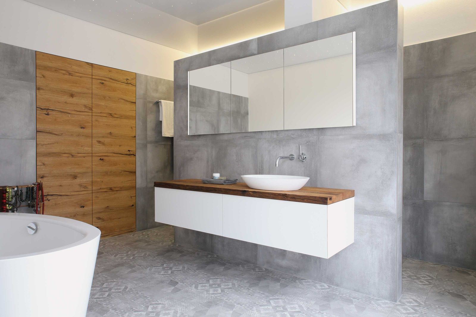 Holz verleiht dem Bad eine natürliche, warme Ausstrahlung und folgt souverän unterschiedlichen Einrichtungsstilen.