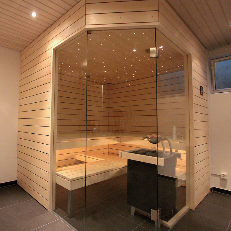 Dank durchdachter Bauweise lässt sich die Sauna auch in engsten Raumbedingungen installieren, wie beispielsweise die Biosauna in Espe mit Eckeinstieg. Ging Saunabau AG.