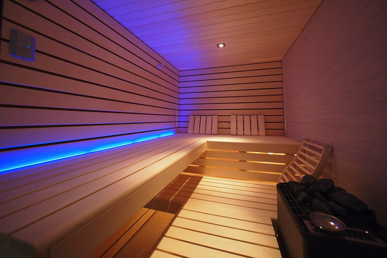 Gesundes Saunieren in der eigenen Sauna: Sanatherm verwendet ausschliesslich ausgewähltes Naturholz und verzichtet auf verleimte Platten oder Furnier. Sanatherm.