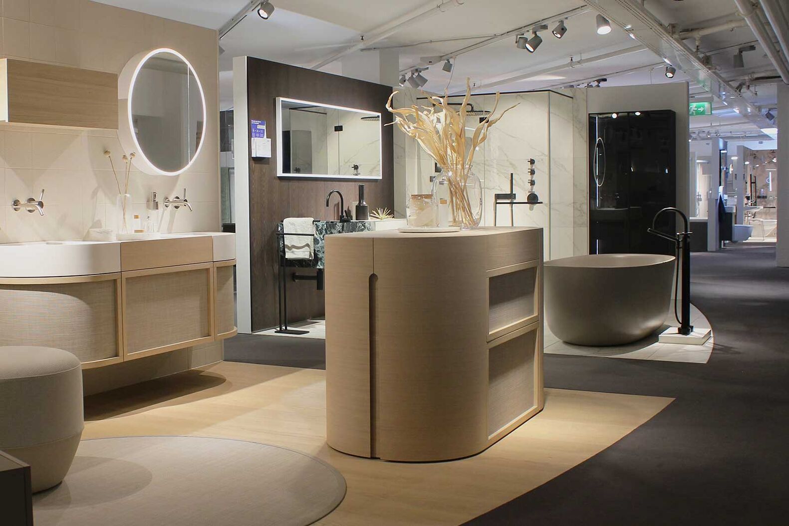 Materialien fühlen, Farben vergleichen, Ideen entdecken: Die 22 Badausstellungen von Sanitas Troesch in der ganzen Schweiz bieten Kunden die Möglichkeit, sich inspirieren zu lassen und vor Ort passende Produkte fürs Zuhause zu finden. Konzipiert und umgesetzt von hauseigenen Architekten zeigen die Showrooms Einrichtungsideen, die über das klassische Badezimmer hinausgehen. Mit der Linie «Alterna yuwia» werden neue Ideen in die Realität umgesetzt: Die modularen Möbel in natürlichen Farbtönen wie Creme, Earth und Carbon verbinden zeitlose Eleganz mit praktischer Funktionalität und nachhaltigem Design. Sanitas Troesch AG, www.sanitastroesch.ch