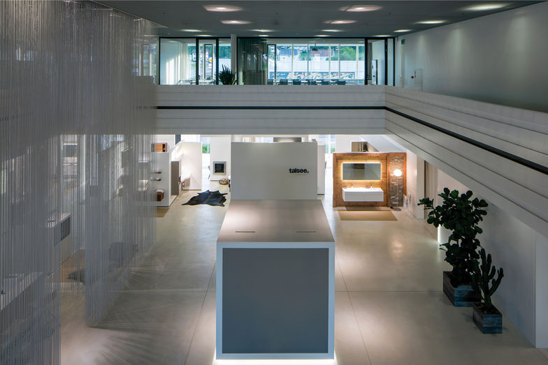 Insgesamt 40 km lang sind die Ketten aus Aluminium, die wie ein Vorhang die beiden Geschosse verbinden und die Lounge und die Cafébar abgrenzen.