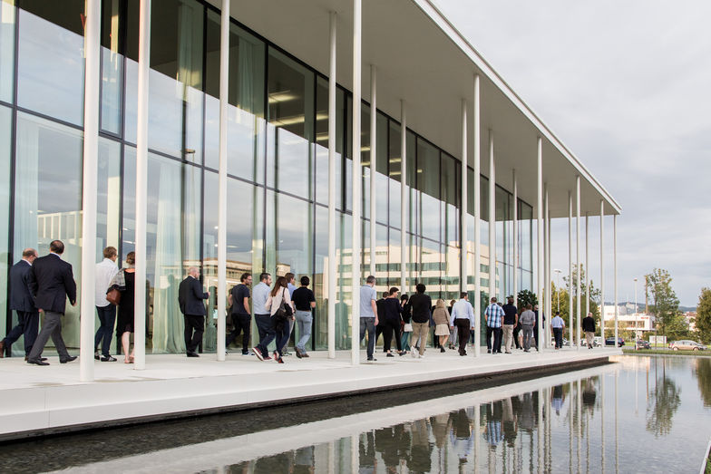 Ende August feierte die Design- und Architekturszene fünf Jahre Flagshipstore und konnte das Gebäude von allen Seiten betrachten.