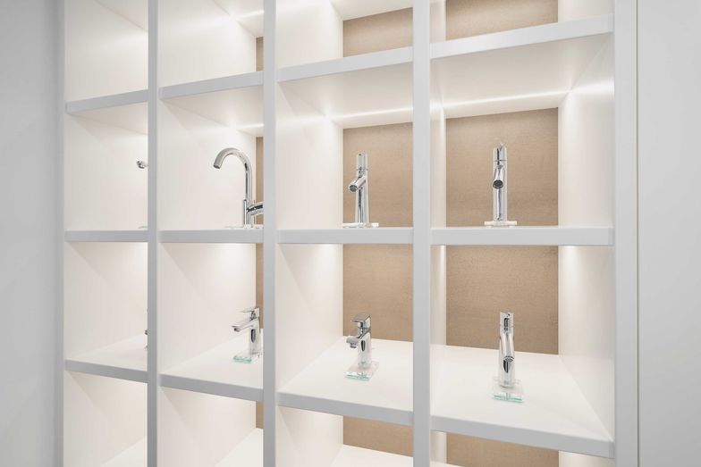 Im Showroom in Thal lassen sich die Materialien und Badausstattungen vor Ort anschauen.