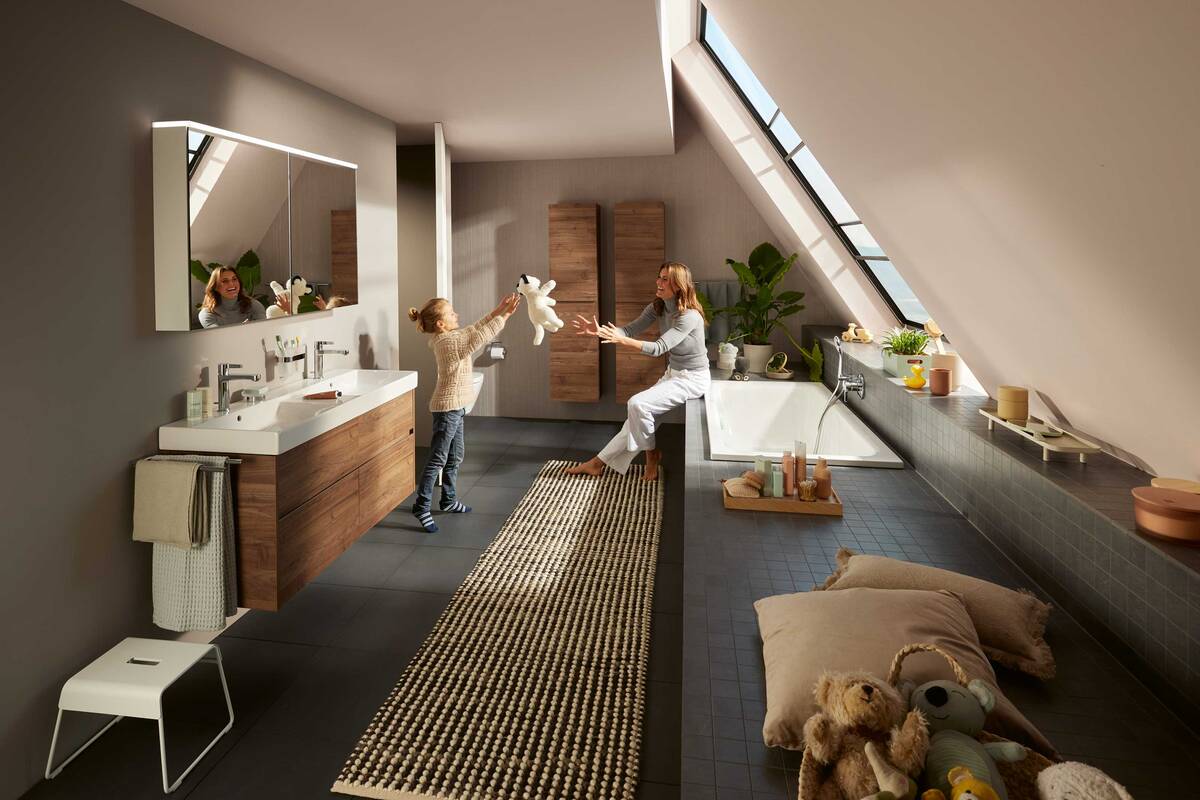 Egal ob für planschende Kleinkinder, Teenies, die sich herausputzen, oder Eltern, die sich Entspannung gönnen: Das zeitlose Design von «Alterna koho» sorgt in jedem Einrichtungsstil für ein stimmungsvolles Raumgefühl. Sanitas Troesch AG.