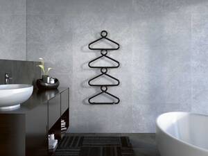 Aussergewöhnliche Inszenierung des Badheizkörpers: Eine schwarze Gliederkette in der Anmutung von Kleiderbügeln ermöglicht das bequeme Aufhängen und Wärmen von Handtüchern und Badtextilien. Zehnder Group Schweiz AG.