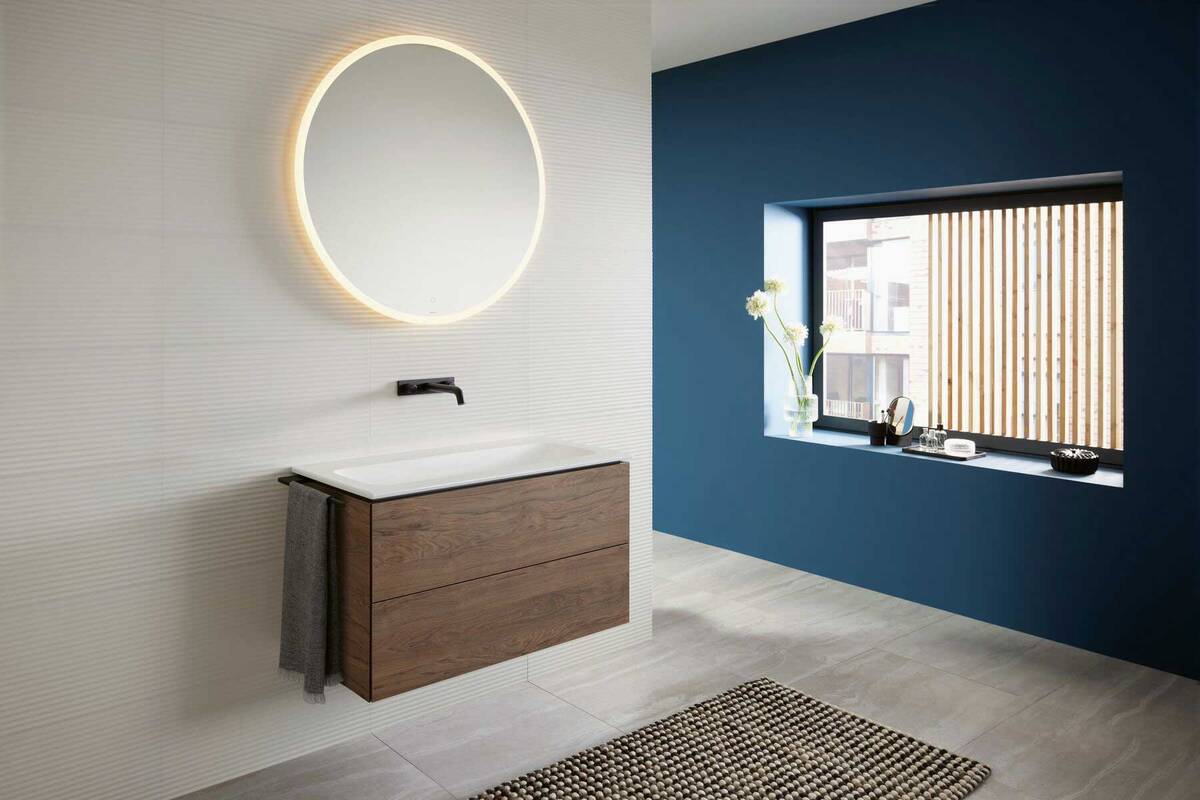 «Geberit Mix &amp; Match» bietet neue und vielfältige Gestaltungsmöglichkeiten am Waschplatz, hier mit dem Geberit «iCon»-Waschtisch-Unterschrank, dem «Geberit one» Aufsatzwaschtisch, Spiegelschrank und der Wandarmatur. Geberit.