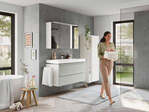 Die Trendfarbe Jade lässt sich wunderbar mit purem Weiss kombinieren und erzeugt so ein neues und inspirierendes Raumgefühl. Ideal, um die schlichten Elemente wie Waschtisch und Badschrank in ein sanftes Licht zu rücken. Fust.