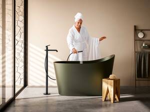 «KWC Bevo» setzt in zwei weiteren Oberflächen Akzente im Bad: matt black und brushed steel. Die Armatur überzeugt durch klares Design und ein unverwechselbares Profil. KWC Group AG.