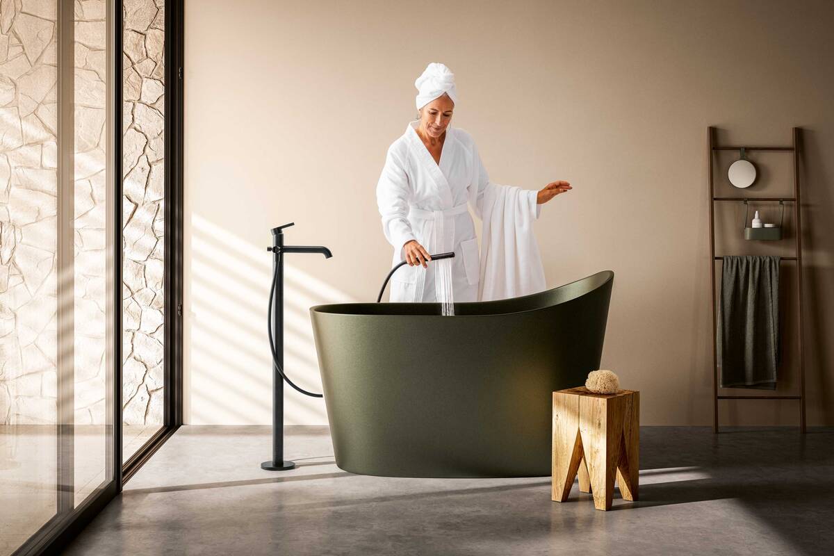 «KWC Bevo» setzt in zwei weiteren Oberflächen Akzente im Bad: matt black und brushed steel. Die Armatur überzeugt durch klares Design und ein unverwechselbares Profil. KWC Group AG.