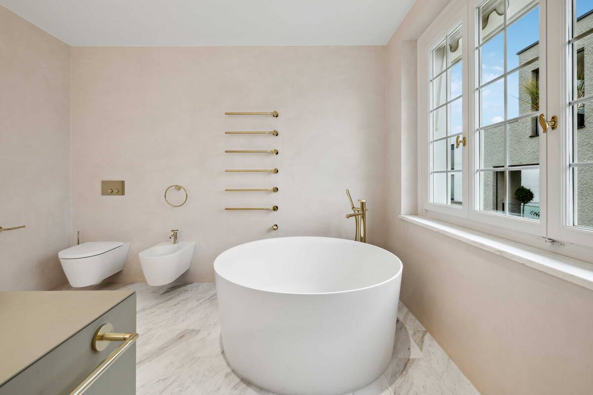 Bei diesem Objekt im modernen und gleichzeitig nostalgischen Stil wurden die Sanitärprodukte der Marmobisa AG eingesetzt. Zu den Highlights gehören die Badezimmermöbel von Antonio Lupi Design, die freistehende Badewanne und die Armaturen von Gessi. Marmobisa AG.