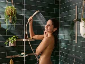 Alle neuen Produkte der Linie «Planet Edition» bestehen aus recycelten Kunststoffen. Die Handbrause «Pulsify Planet Edition» benötigt zudem mit 6 l/Min. 60 % weniger Wasser als die herkömmlichen Handbrausen von Hansgrohe.