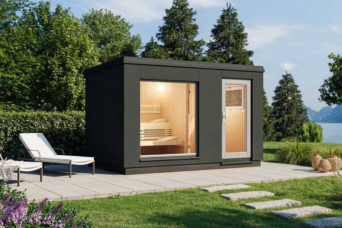 Die Aussensauna «Luna» präsentiert sich schlicht und elegant im eigenen Garten. Sie ist mit bodenebenem oder halbhohem Fenster erhältlich und kann entweder mit einer Lärchenaussenschalung oder mit modernen, langlebigen anthrazitfarbenen HPLPlatten ausgestattet werden. Tomwood AG.