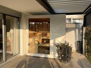 Der Wechsel zwischen warm und kalt bringt den Kreislauf in Schwung. Entspannung ist in dieser Sauna vorprogrammiert. Lädrach Holzbau AG.