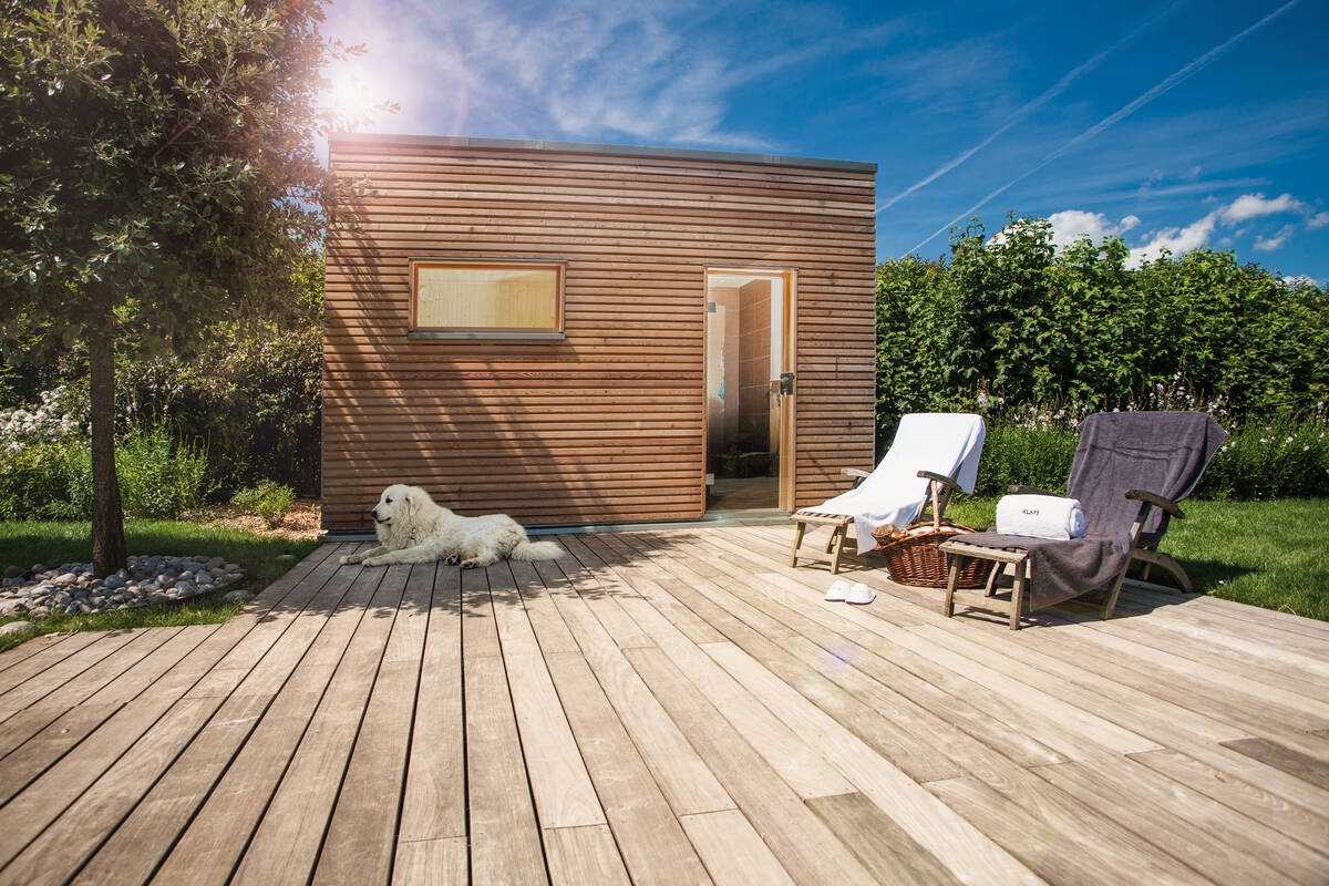Die wetterfeste Gartensauna «Talo» wird im Baukastensystem aus einzelnen Modulen zusammengesetzt, mit oder ohne Vordach, Panoramafenster oder Vorraum mit Dusche. Klafs.