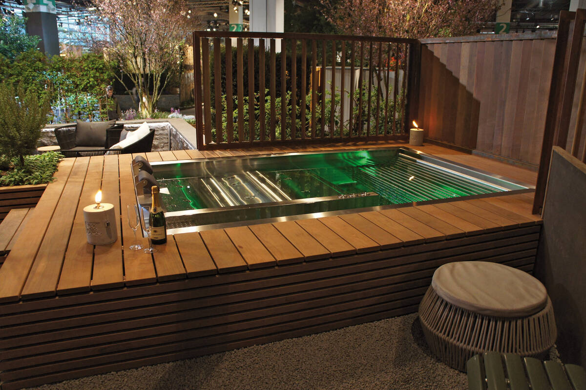 Ob Edelstahl oder Kunststoffwanne: Alle Whirlpools von Vita Bad versprechen Tiefenentspannung dank gut angeordneter Düsen. Vita Bad.