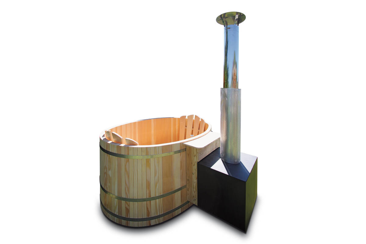 Ovaler Badebottich für zwei: Geheizt wird mit Holz, Luftsprudel und Licht gibt es als Extras. Wagner Saunabau.