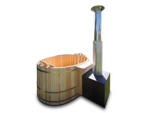 Ovaler Badebottich für zwei: Geheizt wird mit Holz, Luftsprudel und Licht gibt es als Extras. Wagner Saunabau.