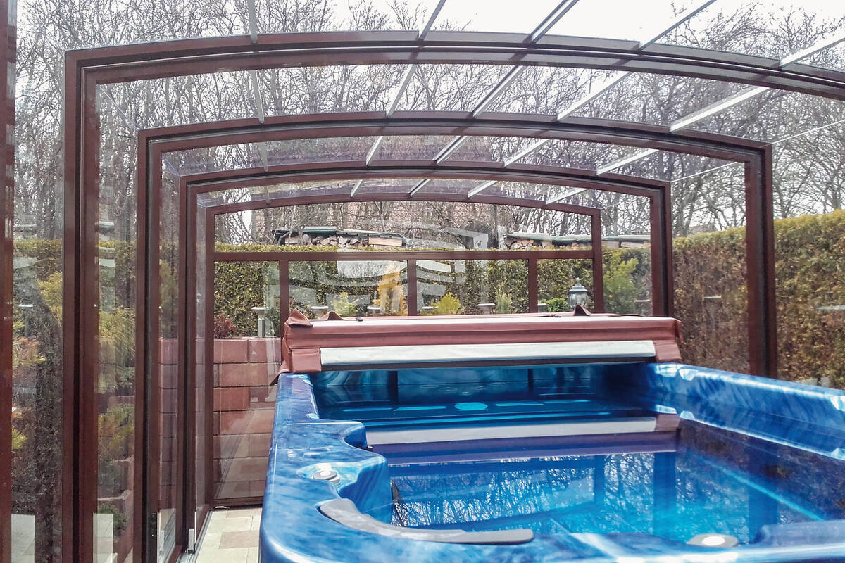 Die Überdachung «Carat-Spa» macht den Whirlpool zum Ganzjahresvergnügen. Vier Elemente lassen sich verschieben, zum besseren Einstieg wurde in Sonderhöhe von 2,85 Meter produziert. Vöroka.