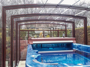 Die Überdachung «Carat-Spa» macht den Whirlpool zum Ganzjahresvergnügen. Vier Elemente lassen sich verschieben, zum besseren Einstieg wurde in Sonderhöhe von 2,85 Meter produziert. Vöroka.