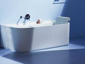 Hier wird klar, dass ein Designer am Werk war. Geradlinige Winkel treffen auf geschwungene Kurven. Die Oberfläche der an die Wand montierten Wanne «Sonar» fühlt sich angenehm an. Keramik Laufen.