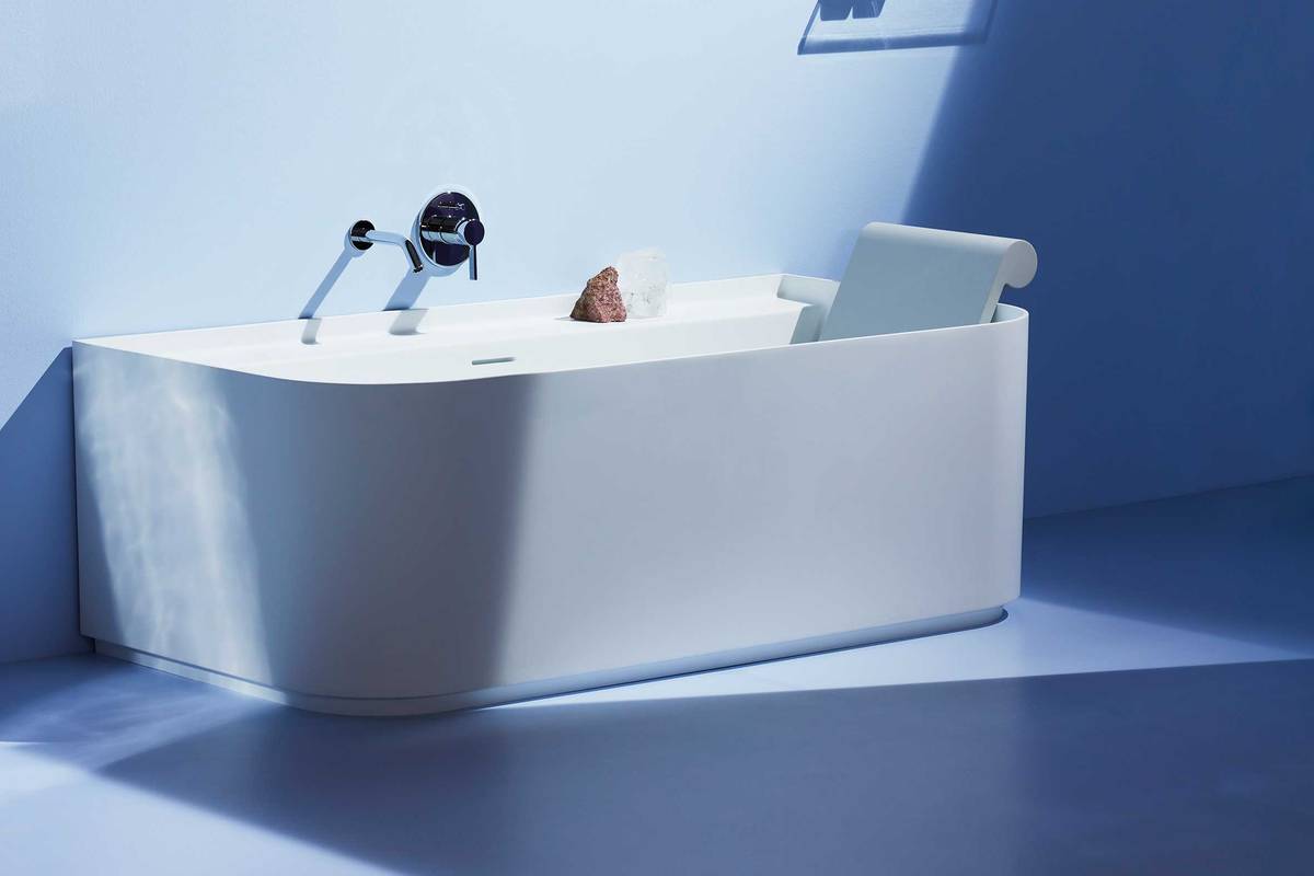 Hier wird klar, dass ein Designer am Werk war. Geradlinige Winkel treffen auf geschwungene Kurven. Die Oberfläche der an die Wand montierten Wanne «Sonar» fühlt sich angenehm an. Keramik Laufen.