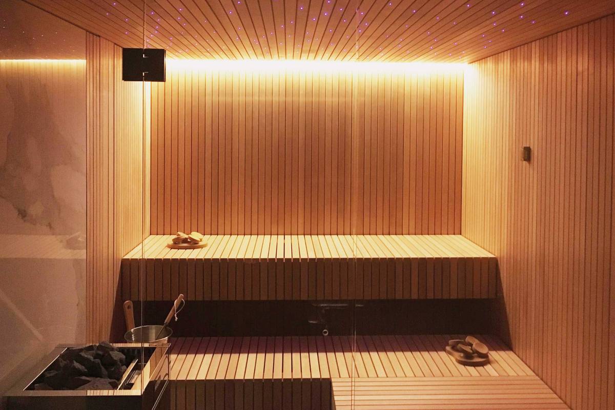 Die Bio-Sauna fügt sich durch die Teilverglasung und die gelungene LED-Beleuchtung gut in den Raum ein. In Bio-Saunen können neben dem herkömmlichen Saunagang auch Dampf- und Kräuterluftbäder genossen werden. Ging Saunabau.