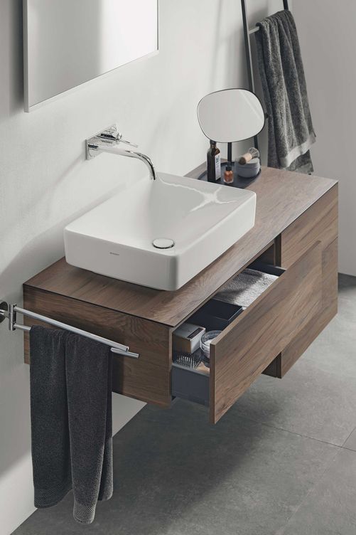 Schön viel Platz bieten die «VariForm»-Badmöbel mit den «VariForm»-Aufsatzwaschtischen. Die Schubladen benötigen keinen Siphonausschnitt mehr, wodurch der Raum maximal nutzbar ist. Geberit.