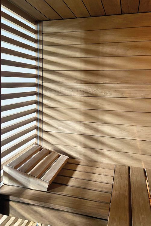 «Wir bieten funktionelle Saunen an, in einem hübschen Kleid. Den Möglichkeiten, wie das Kleid aussehen soll, sind fast keine Grenzen gesetzt», heisst es seitens Fitpa. Das Unternehmen entwirft, fertigt und montiert individuelle Kabinen. Fitness Partner.