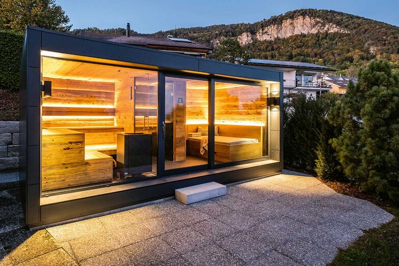 Die «Wellnessbox» für draussen kommt mit dem Tieflader: Sauna, Dusche und Ruheraum sind fixfertig integriert. 36GRAD AG, www.36grad.ch