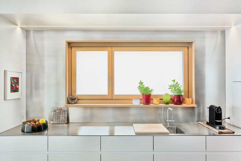 Per Knopfdruck wird Klarglas zu Milchglas und umgekehrt.