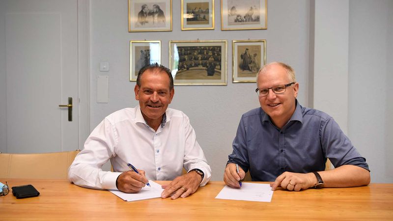 Beat Niederberger und Walter Gerber sind sich einig: Die Atmoshaus AG wird auch in Zukunft ein kompetenter Partner für nachhaltiges, ökologisches und energieeffizientes Bauen sein.